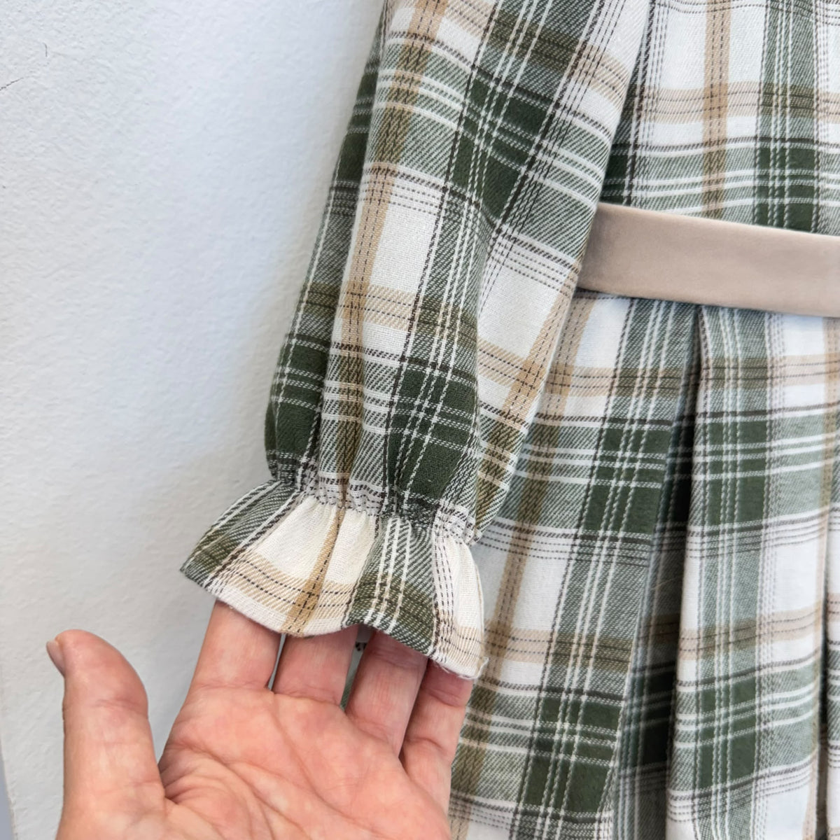 Abito bimba tartan verde e beige con colletto Peter Pan e fiocco laterale coordinato
