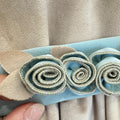 Abito elegante bimba in velluto beige con cintura verde acqua e rose decorative