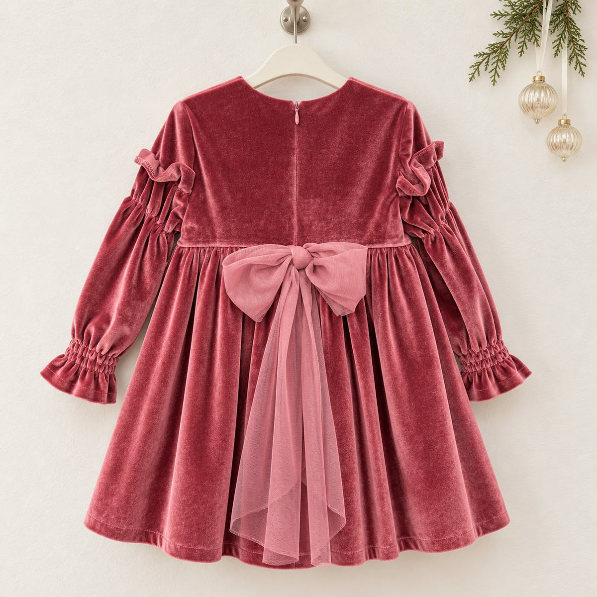Abito bambina in velluto rosa antico con corpetto a punto smock e volant